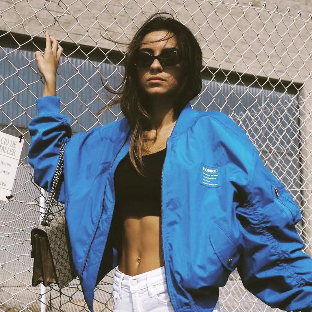 人间芭比lisa白色衣服跳舞,人间芭比lisa穿蓝衣服跳舞