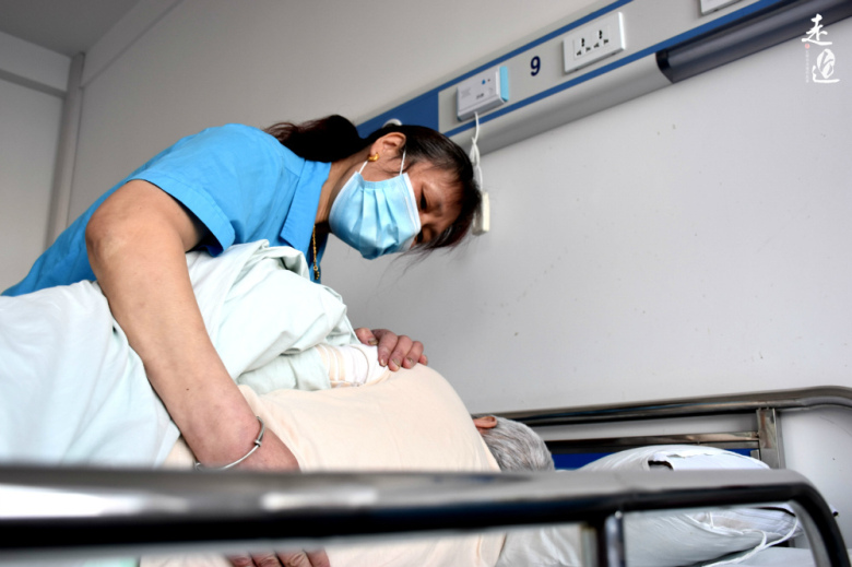 “第一次抠便，我差点吐了”！我和我的三百个爸妈