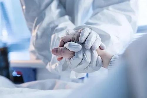 小儿疝气手术医生建议开刀手术,疝气专家给做手术