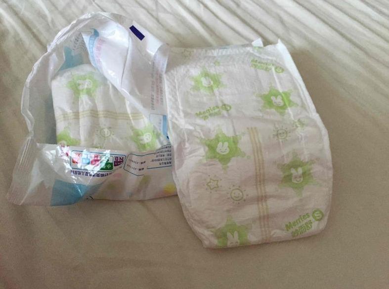 刚出生宝宝排便多少次才正常,新生儿排便次数多且绿色