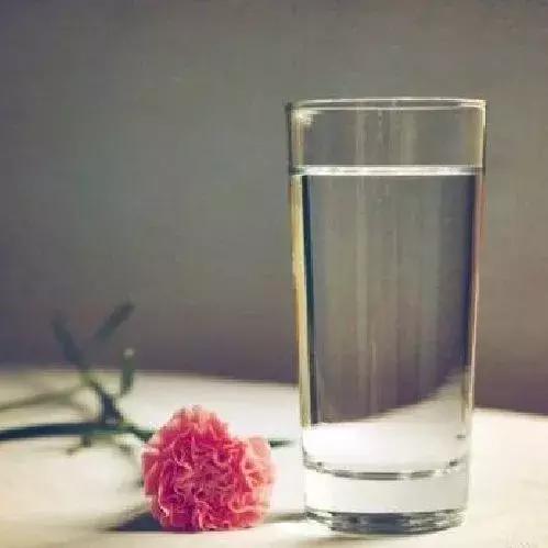 喝矿物质水好还是弱碱性水好,天然弱碱性富硒水