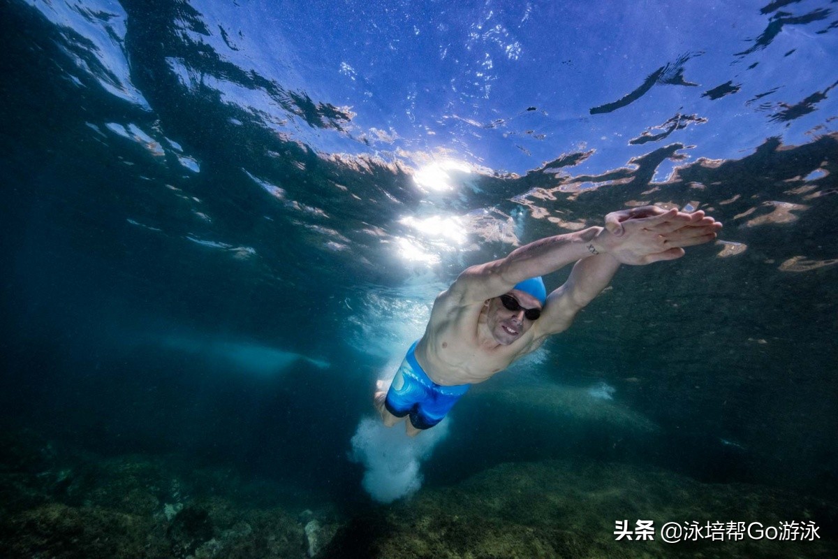 蛙泳怎么游得快还省力不下沉,蛙泳怎样才游得快又标准又轻松