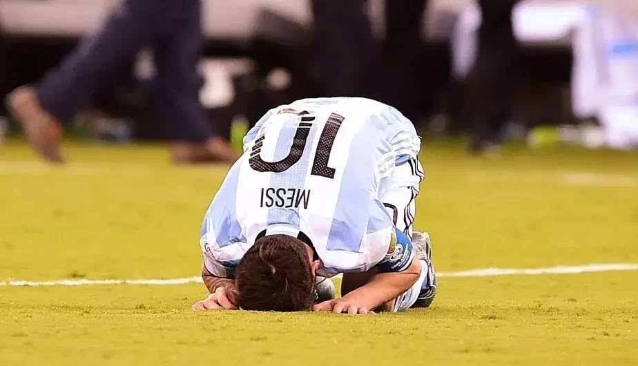 一到关键时刻就跪？梅西*毛老**病又犯球神被打回原形！