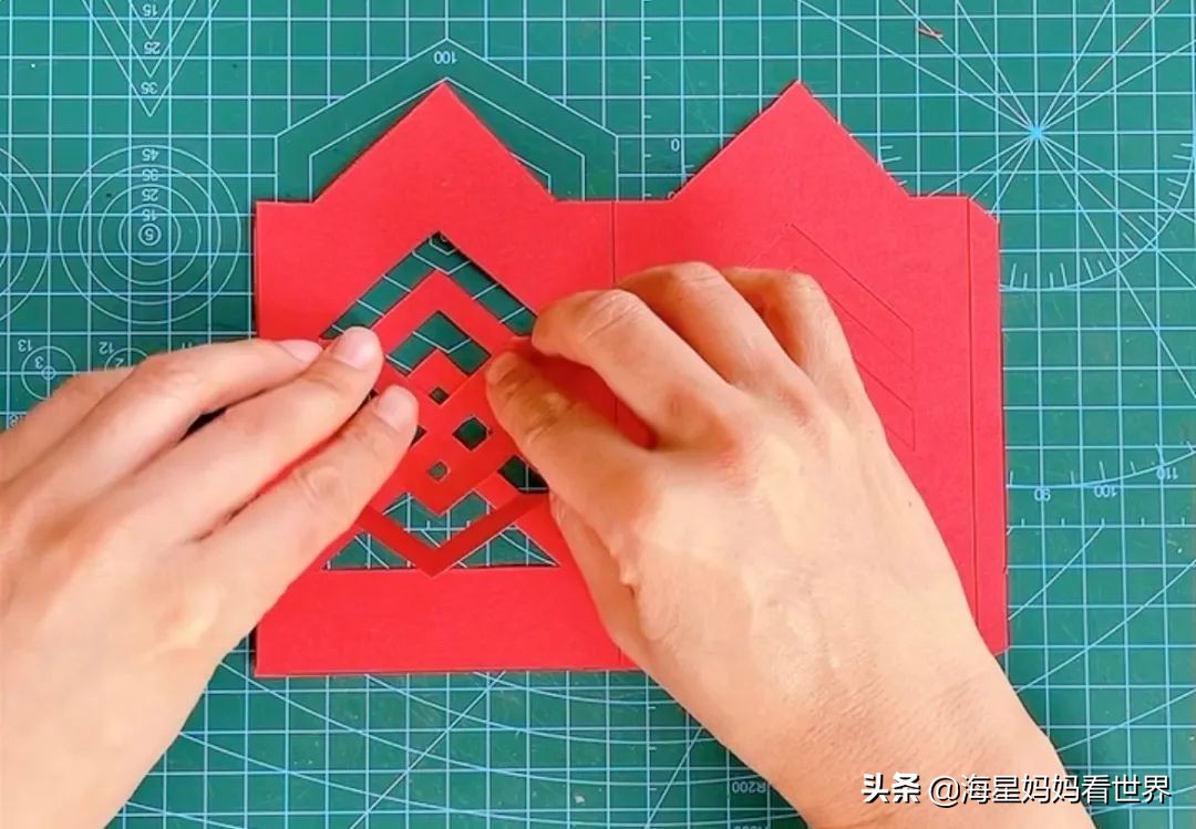 春节喜气洋洋大红灯笼高高挂,红红火火喜气洋洋百家姓灯笼