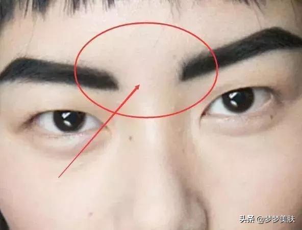 不仅丑还特别显老，男人看了都反感，化妆的女人注意了，别踩雷