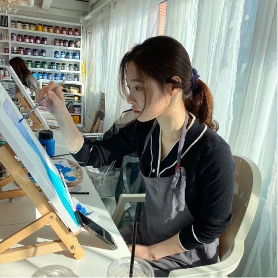 智秀白衣服配牛仔裙,秀智穿搭夏天气质上衣图