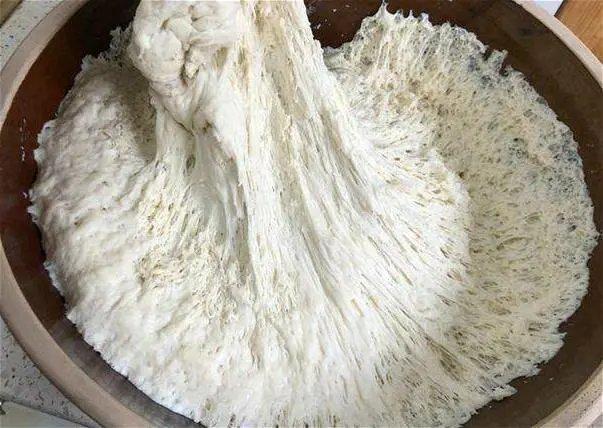 现在面食都用酵母还是泡打粉,酵母跟泡打粉怎么和面发得更好