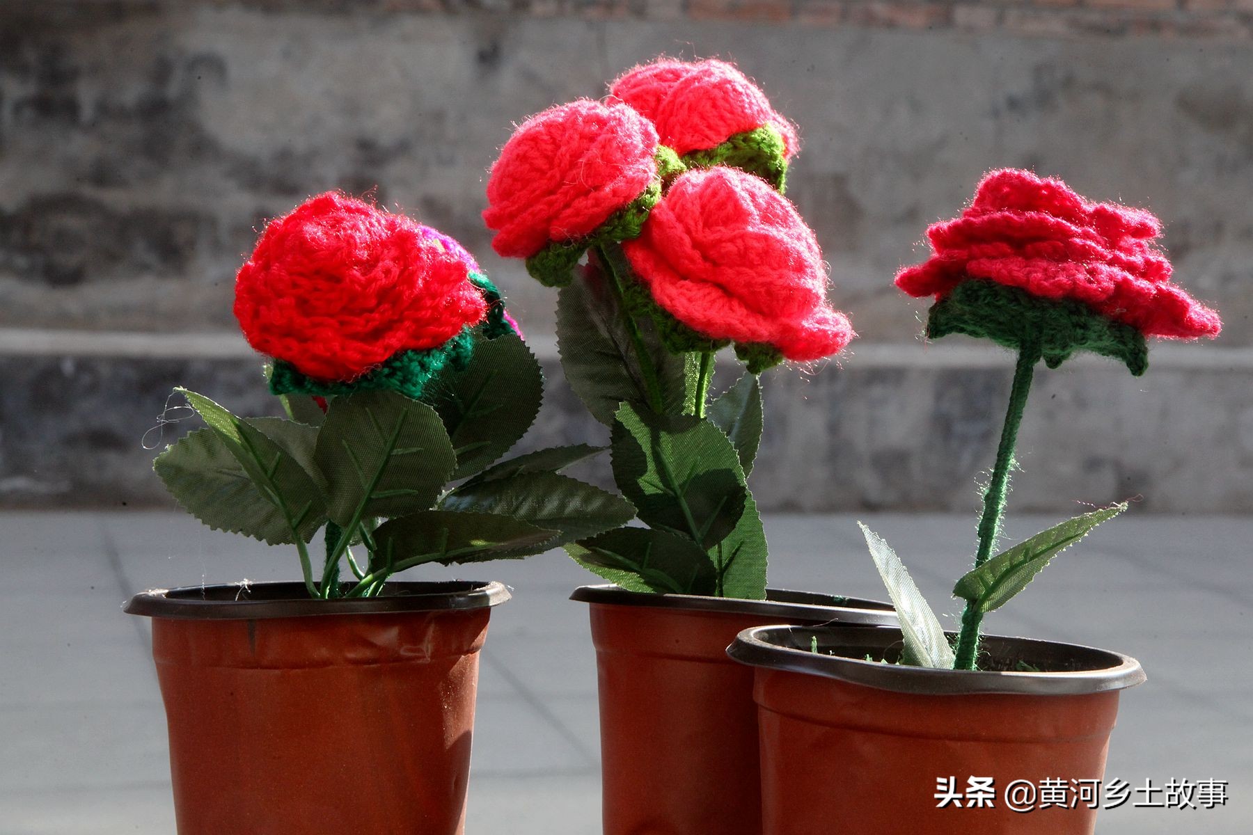 农民大姐手工编织视频,手工编织草花盆全过程