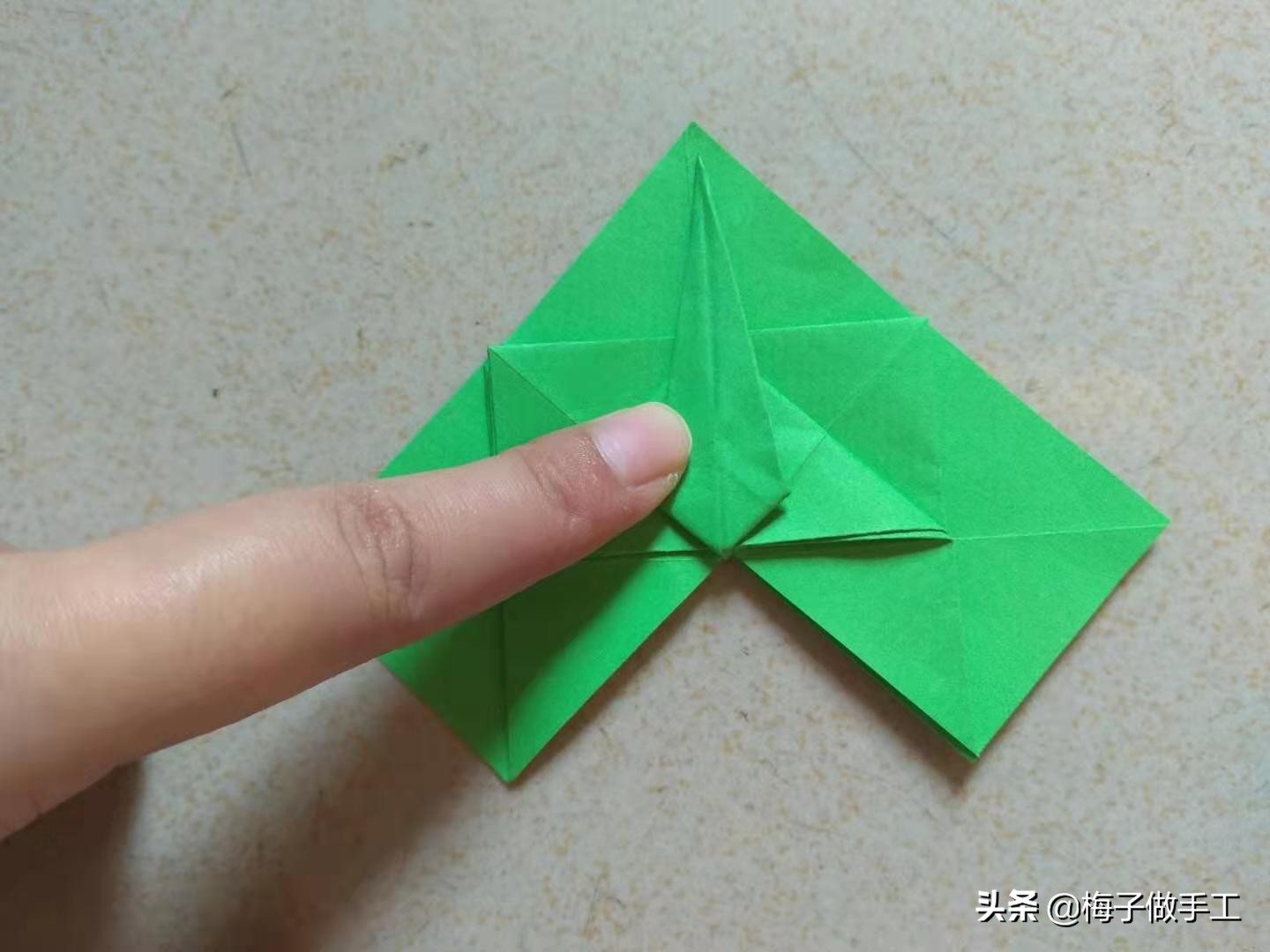 折纸玫瑰怎么折又简单又漂亮,海绵纸折玫瑰花的步骤图解