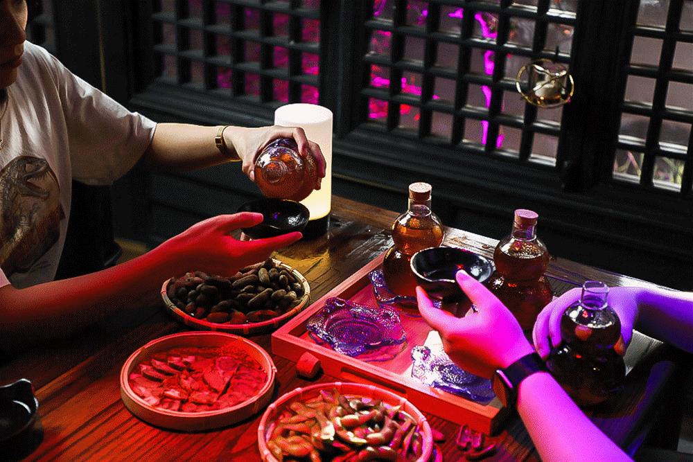 成都贰麻酒馆点啥酒,成都爆火的贰麻酒馆携手泸州老窖