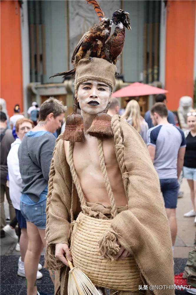 给明星做造型的“垃圾”行为艺术家?雷人背后的那一份深刻……