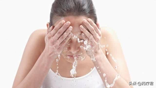 鼻子毛孔粗大黑头多是草莓鼻吗,挤黑头草莓鼻造成毛孔粗大怎么办