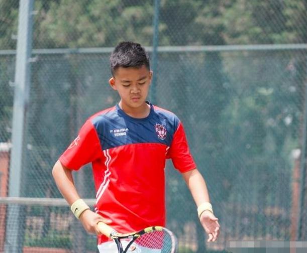 父亲是快刀浪子高峰，母亲是天后那英，今16岁的高兴怎么样了