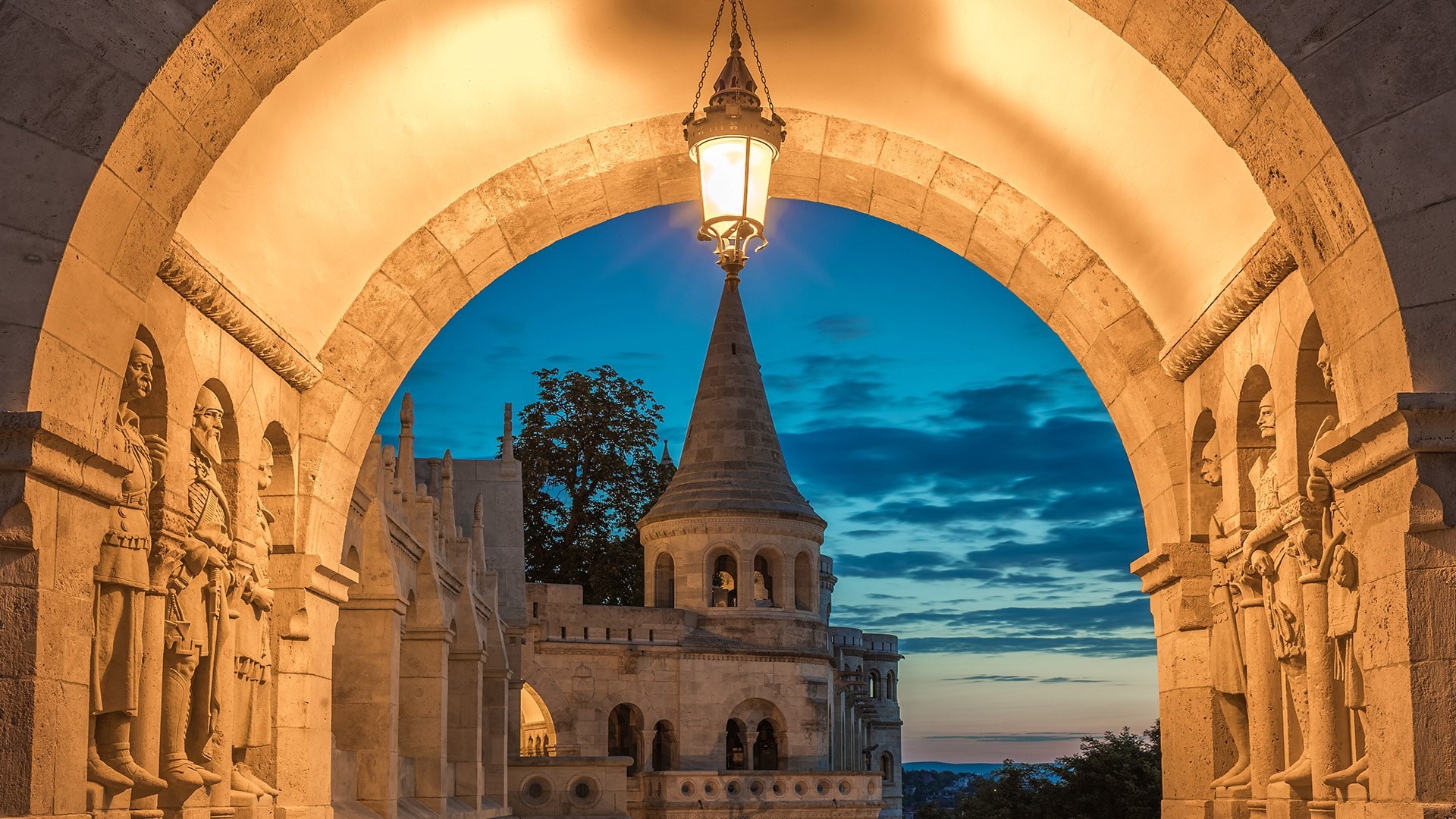 璇讳功鍠濊尪鐪嬫姤,璇讳功鍠濊尪鍙椈鑺遍涓嶄簤鏈濆