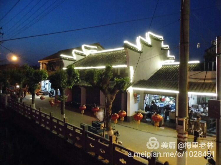 王店古称梅里，始建于五代后晋天福年间，距今有1000多年（2）。