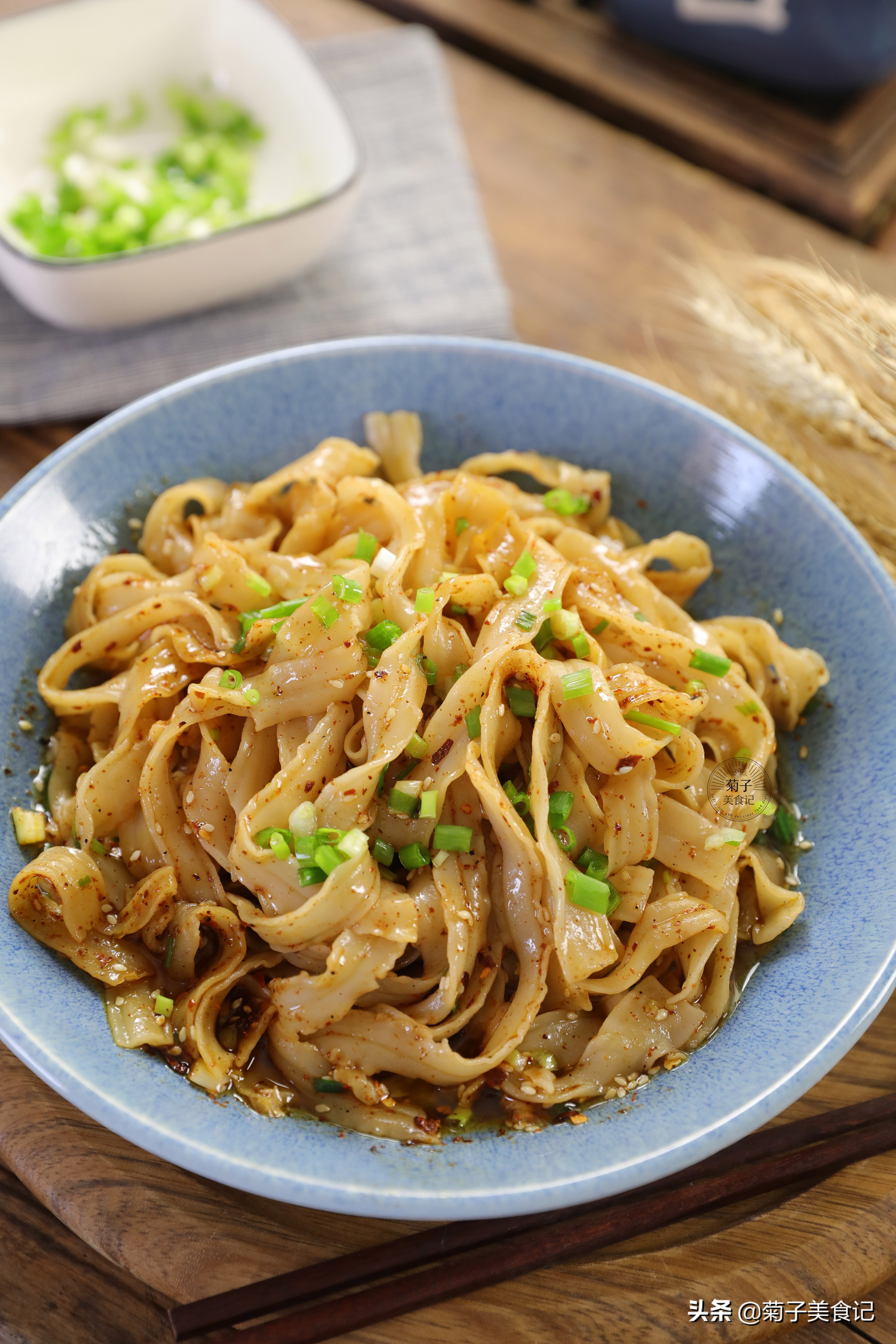 油泼面的做法详解,油泼面的做法简单易学的