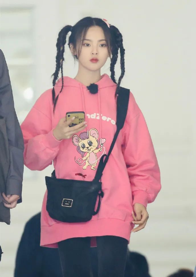 杨超越双麻花辫发带,杨超越同款双麻花辫服饰搭配