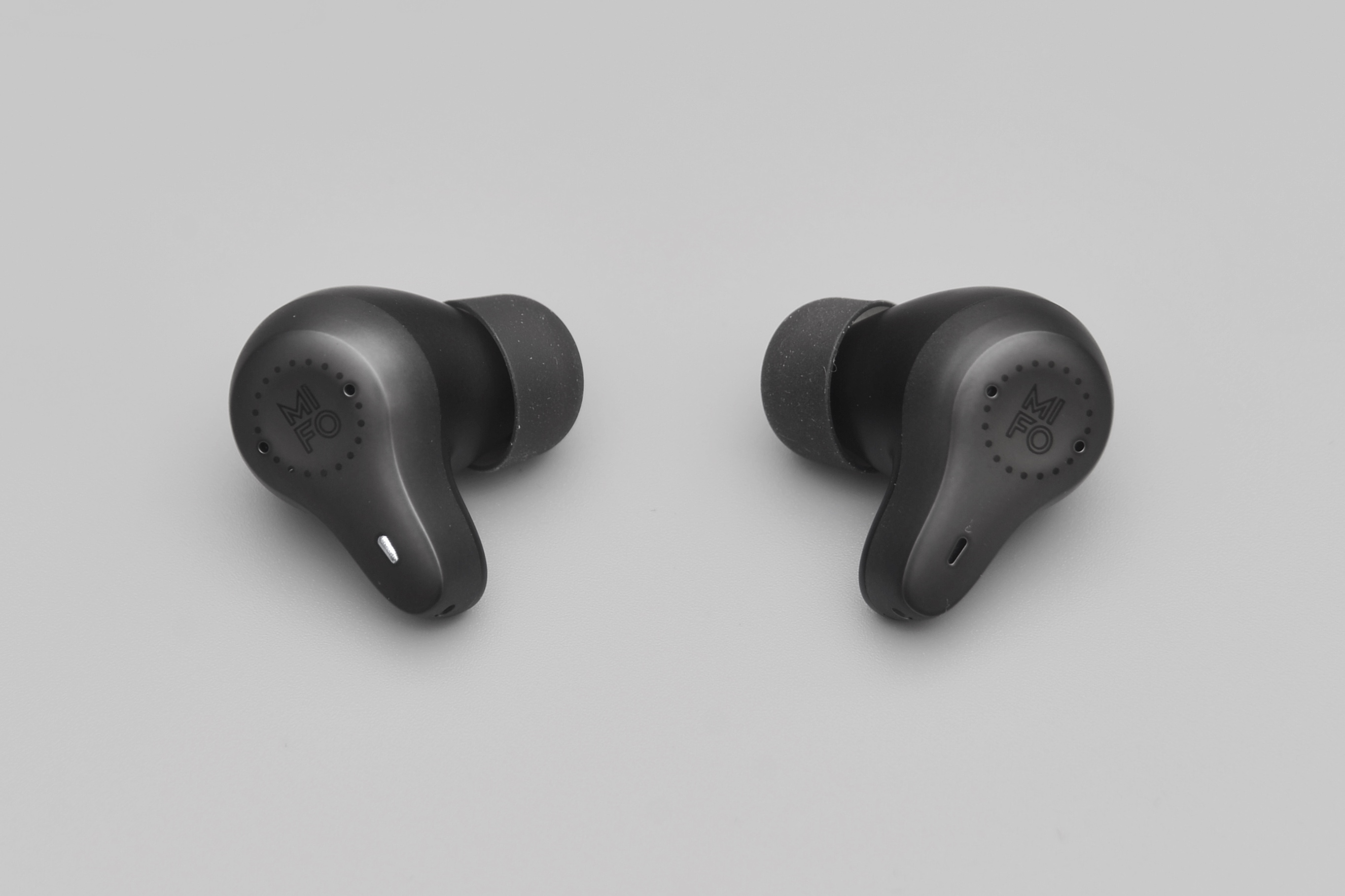 抗30km/h风噪是亮点，日常使用无压力。体验mifoO7蓝牙耳机