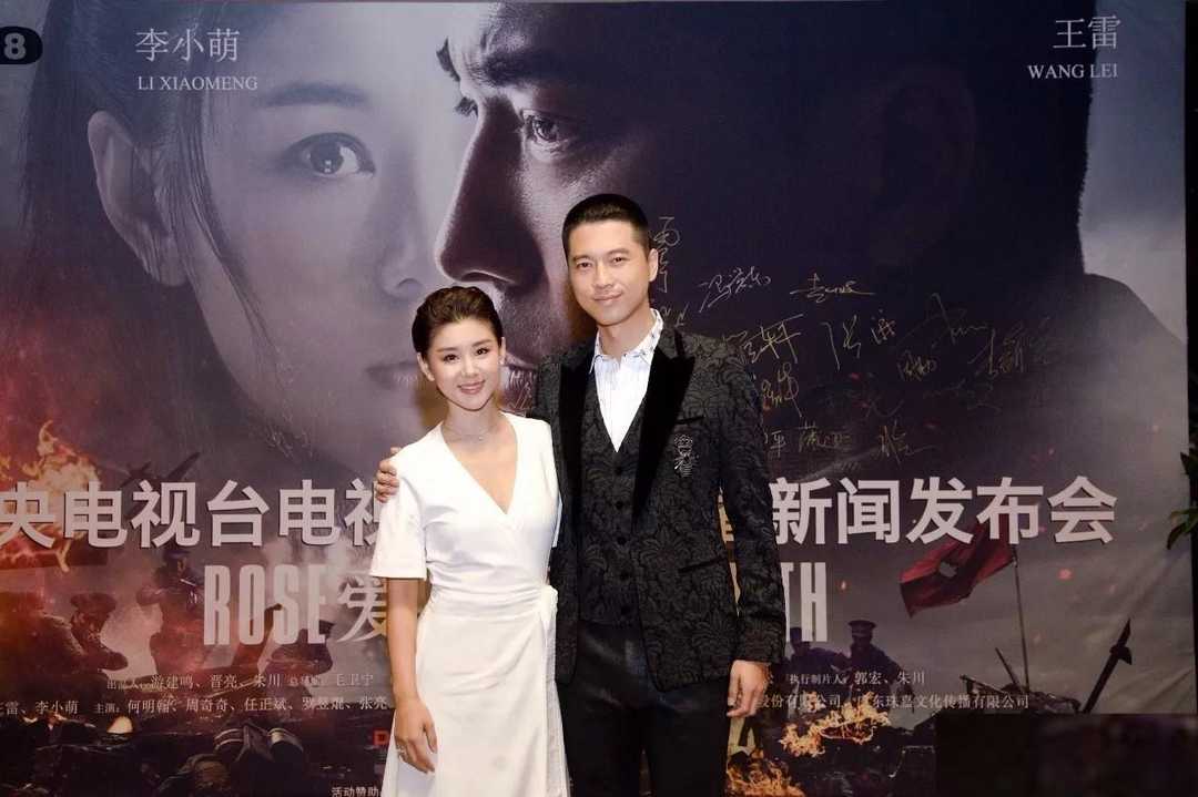 李小萌露肩连衣裙,李小萌穿深v领亮片连衣裙亮相