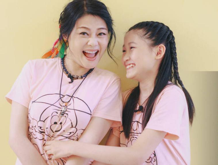 她因失恋差点想不开,从演出费一天40,到后来登台春晚