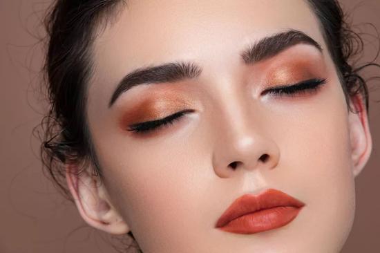 泫雅点痣位置,泫雅泪痣纹身