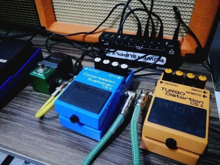 电吉他单块效果器怎么连舞台音响,电吉他只有一个单块效果器怎么办