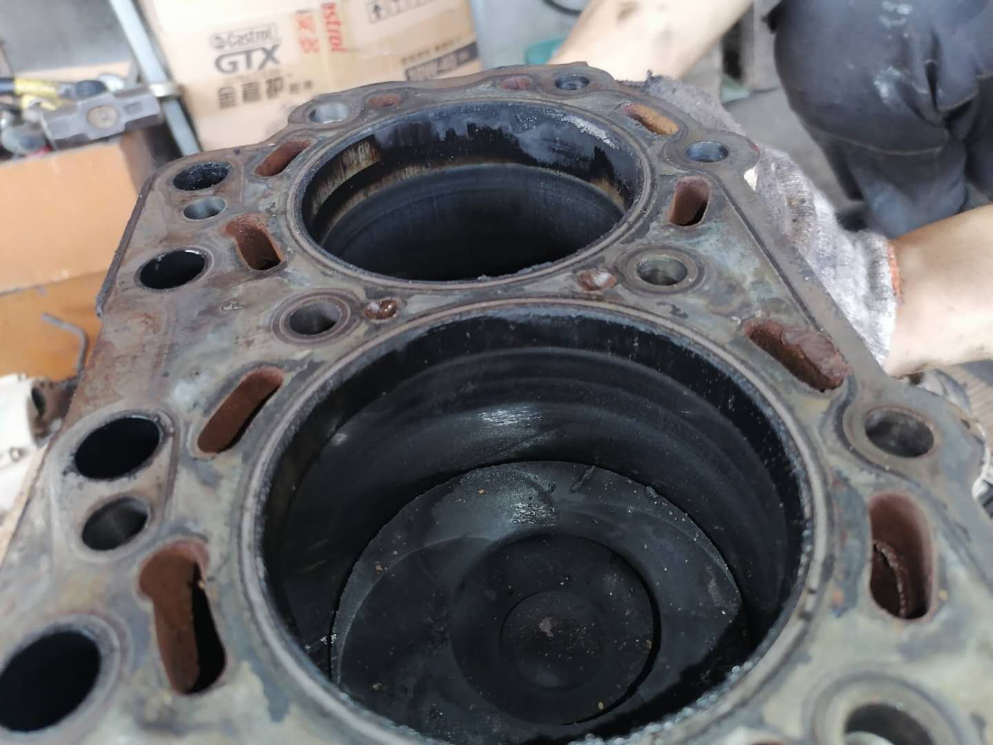 发动机冒白烟蓝烟烧机油,尾气大量冒蓝烟要不要大修发动机