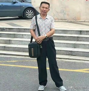 夏启平、陈阳梅《挑风担雨追文梦－记张冬平》（山径）