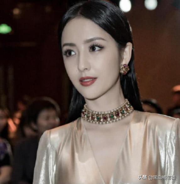 佟丽娅晒身材的方式绝了，一席“银灰色裙”，却是显瘦遮肉利器