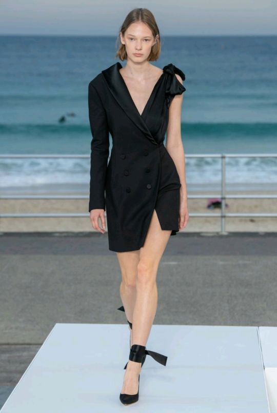 慵懒风吊带连衣裙带胸垫长款,性感迷人蕾丝吊带睡裙套装