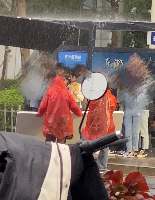 吴宣仪素颜近照被曝,吴宣仪拍淋雨