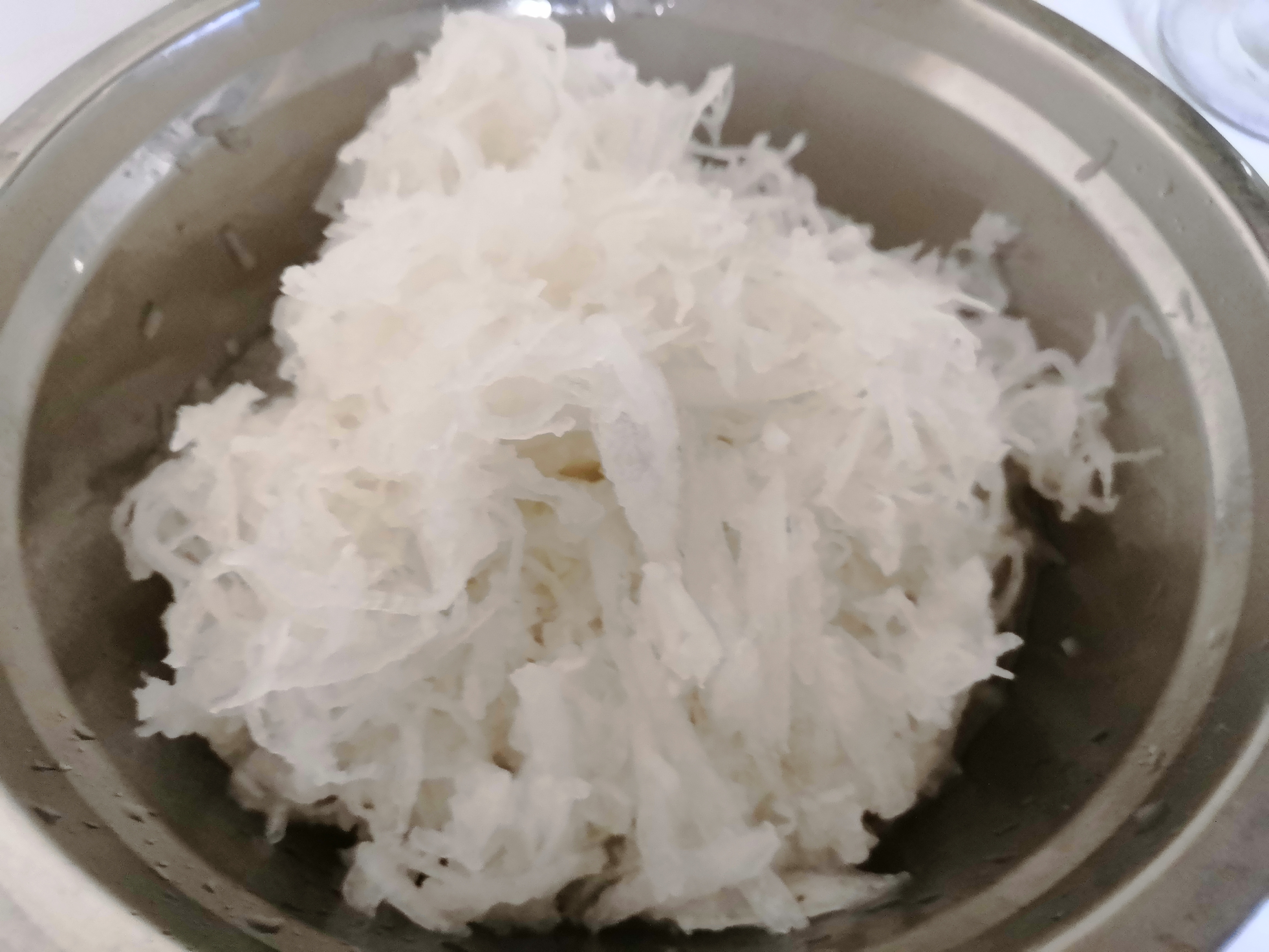 朋友送我一袋粘米粉,和萝卜一起做成糕点,早上煎几块,香!