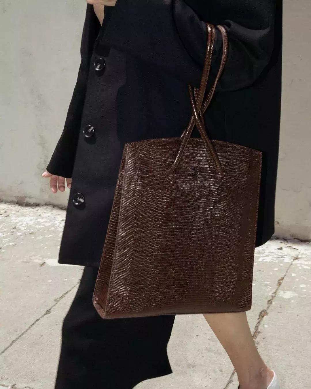 女明星背什么小众包,女明星背超便宜的包