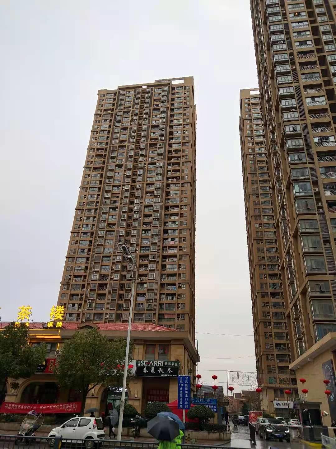 一路之隔繁华程度不一样,一路之隔和万人空巷的区别