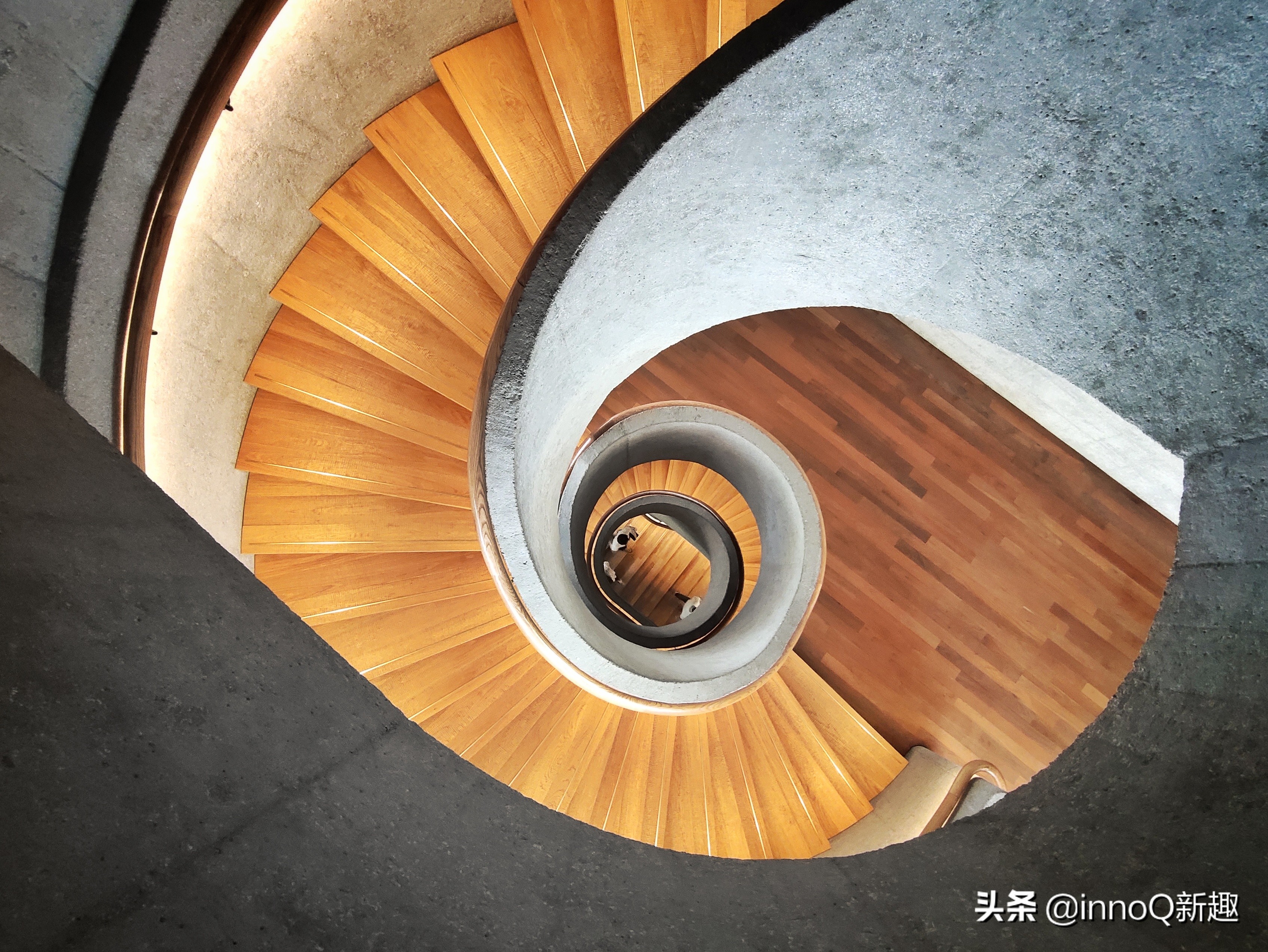 看！这部手机真的完整诠释了什么叫『五彩斑斓的黑』