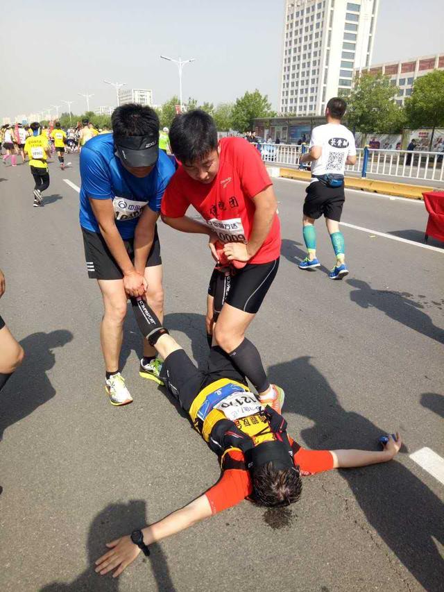 马拉松两个腿同时抽筋是什么原因,马拉松抽筋如何在行进中恢复