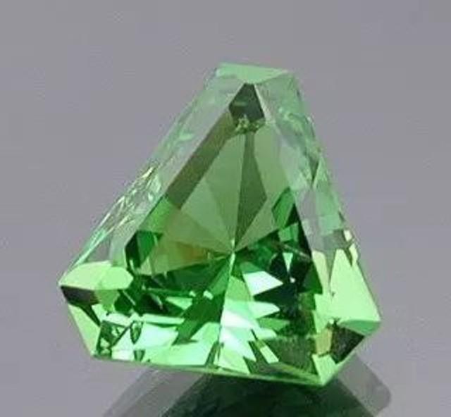 石榴石属于什么档次的宝石类型,石榴石最顶级的叫什么
