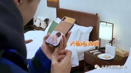 明星手机壳泄密:那英骂人名言火了,杨幂买9.9元便宜货,悲剧了