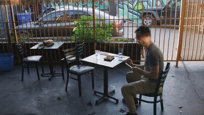 遭遇百般霸凌后，机器人竟将枪口对准人类