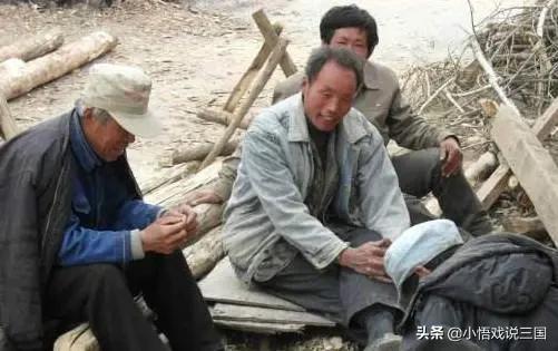 农村习俗：墓碑要刻上“故显考妣”？