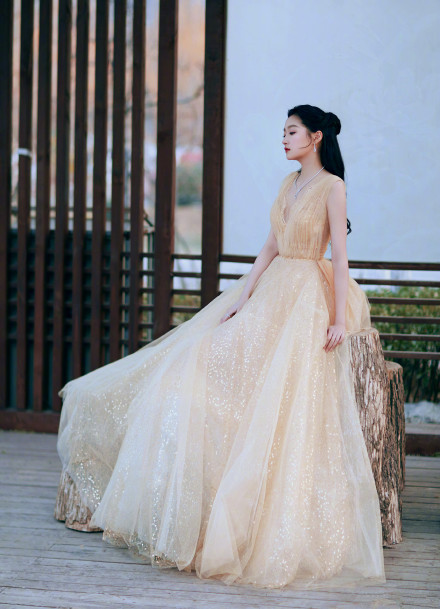 关晓彤鹅黄色抹胸纱裙仙女范十足,关晓彤红毯贝儿