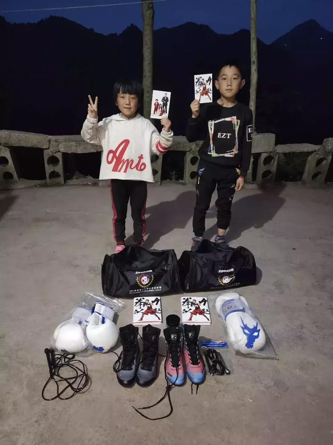 校园霸凌打骂人的小孩,校园霸凌施暴女孩