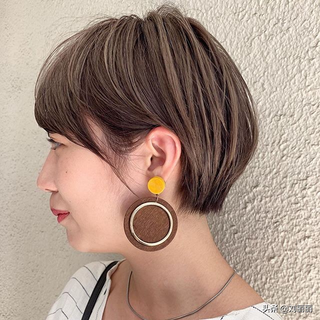 最新短发气质洋气女,女性头发稀疏适合的短发40岁左右
