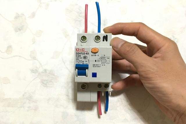 电瓶车充电用一般照明插座可以吗,电瓶车不能放楼道里充电原理