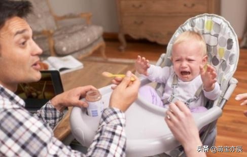 为什么宝宝半夜睡觉总是哭闹,宝宝醒着总是哭闹怎么回事