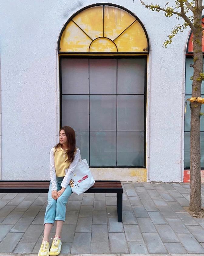 李兰迪的冬日可爱穿搭,李兰迪粉色碎花裙穿搭