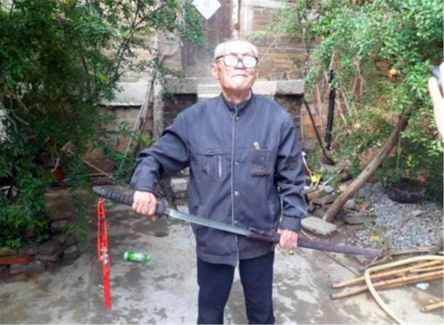 抗战老兵缴获一把日本军刀,抗日战争时期缴获日本皇族武士刀