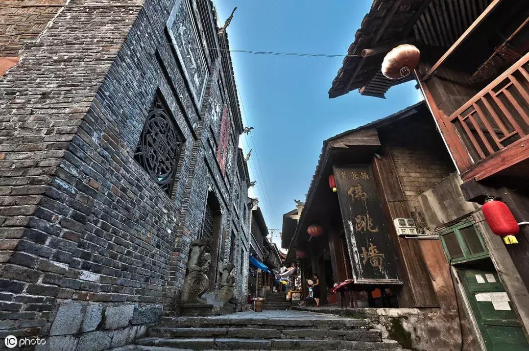 瀑布上的千年古镇芙蓉镇,挂在瀑布上的千年古镇湘西芙蓉镇