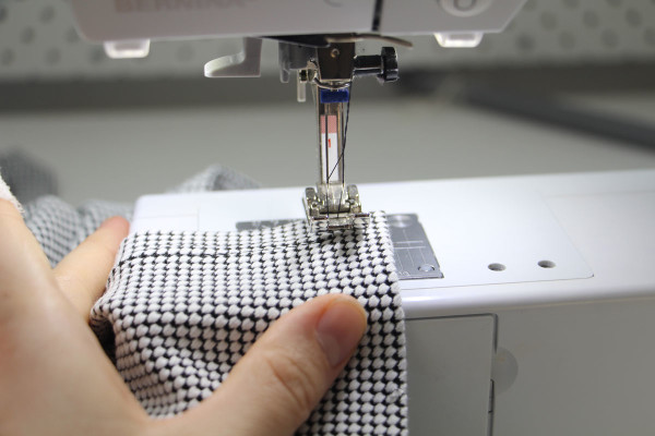 不规则下摆怎么卷边,不占位置的半身裙折法