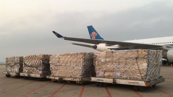 “人肉”从柬埔寨带回300多万只口罩，跨境采购者每天只睡3小时